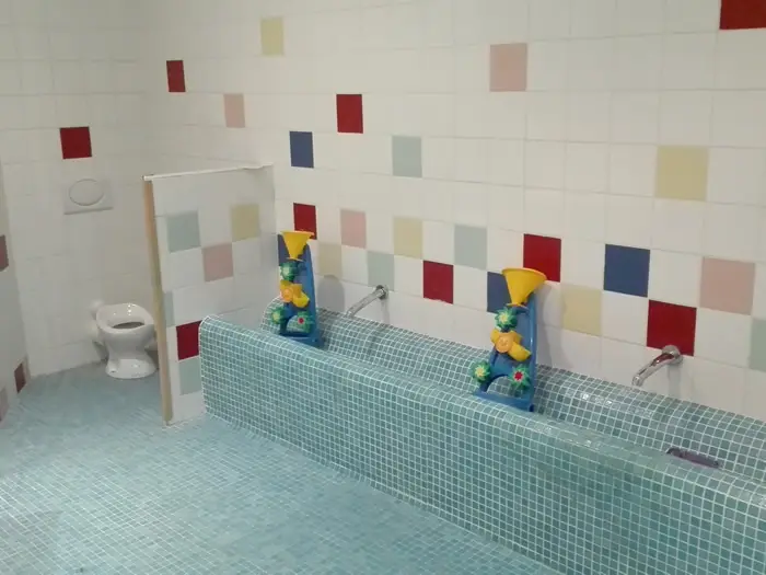 Salle de bain adaptée aux tout-petits à la crèche Courtabœuf