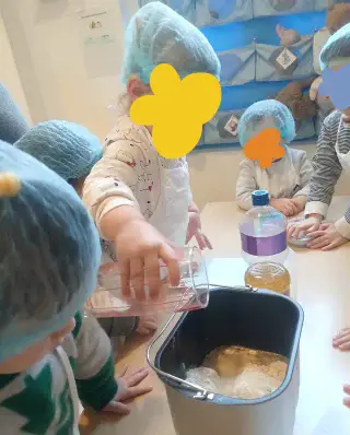 Atelier cuisine et fabrication du pain à la crèche Les Explorateurs de la Gare