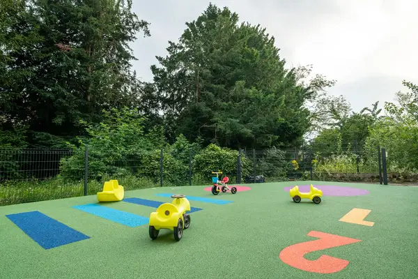 Cour extérieure et jardin de la crèche Les Explorateurs de la Gare à Rouen