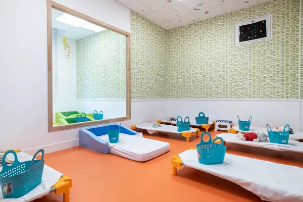 Salle de sieste à la crèche Les Explorateurs de la Gare à Rouen