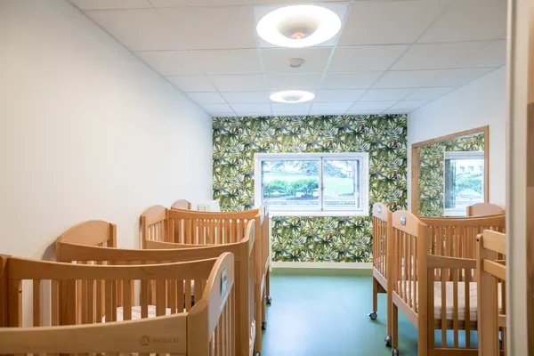 Dortoir des bébés à la crèche Les Explorateurs de Saint-Léon à Paris 15