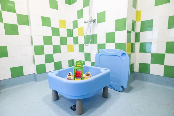 Salle de bain avec bac à eau à la crèche Les Explorateurs de Saint-Léon à Paris 15