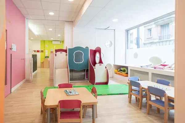 Salle de jeux des grands avec structure de motricité à la crèche Les Explorateurs de Saint-Léon