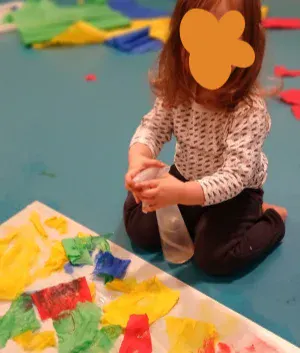 Atelier créatif papier crépon pour les enfants de la micro-crèche de Nogent-sur-Marne Village