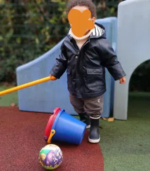 Jeu de ballon en extérieur pour les enfants de la micro-crèche de Nogent-sur-Marne Village