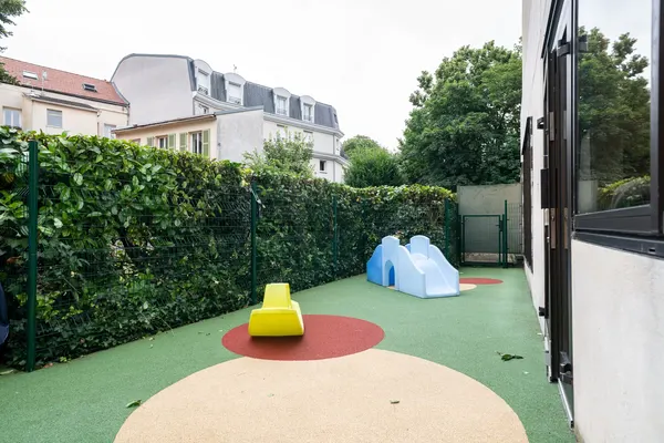 Cour extérieure de la micro-crèche de Nogent-sur-Marne Village