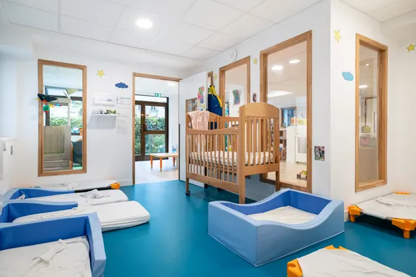 Salle de sieste de la micro-crèche Les Explorateurs de Nogent Village