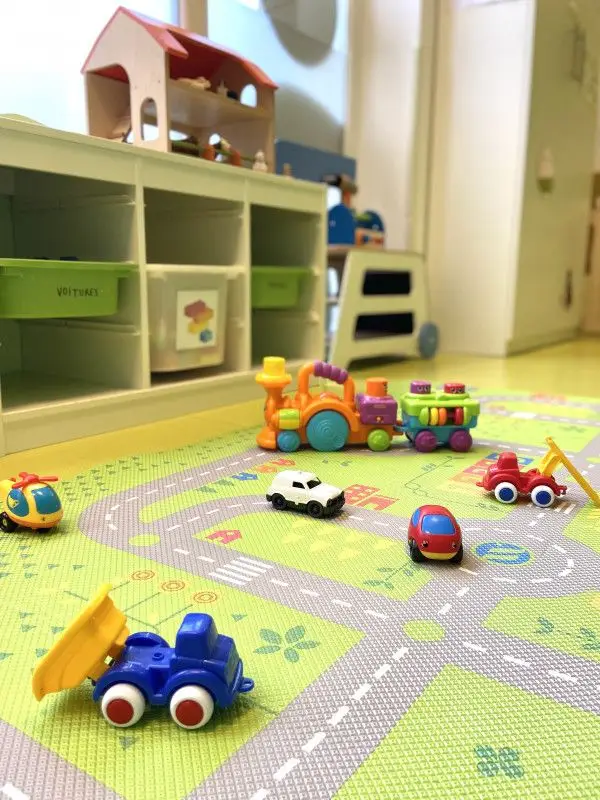 Tapis de jeux et véhicules dans la salle d'éveil de la micro-crèche Les Ratatouilles des Chérubins