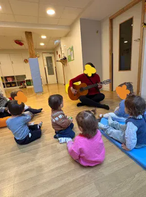 Animation musicale à la guitare pour les enfants de la micro-crèche de Saint-Germain-en-Laye