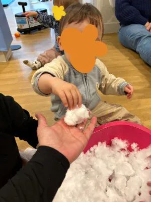 Atelier découverte de la neige pour les enfants de la micro-crèche de Saint-Germain-en-Laye
