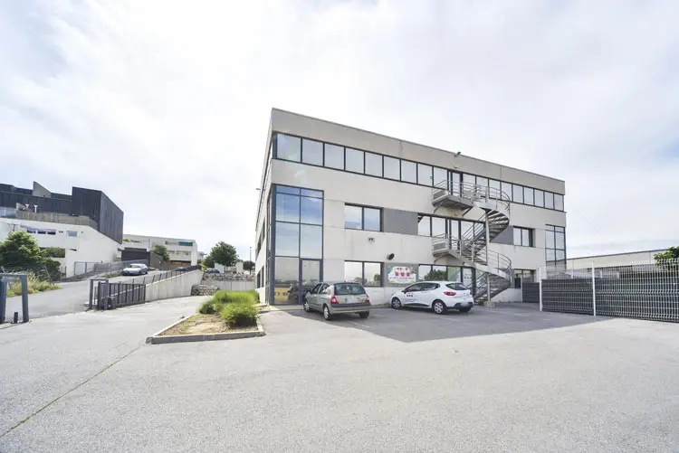 Façade du bâtiment de la crèche Euromédecine au Parc Euromédecine