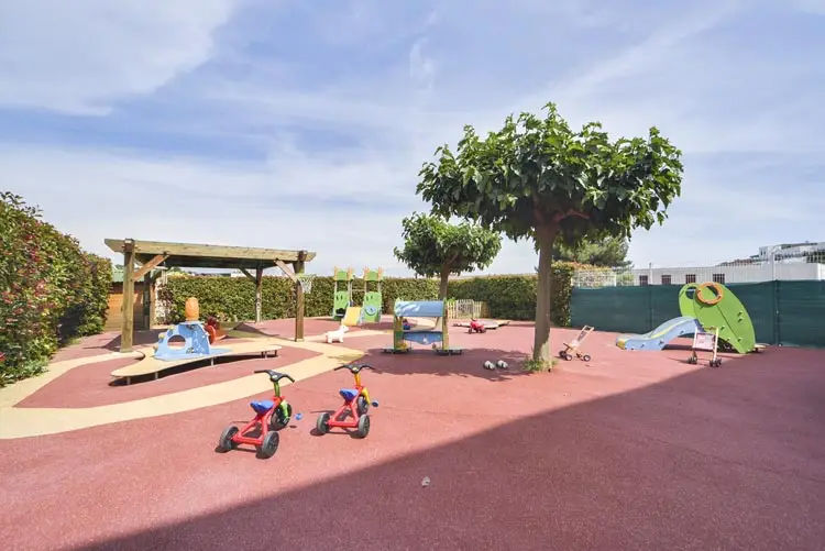 Jardin extérieur ensoleillé de la crèche Euromédecine