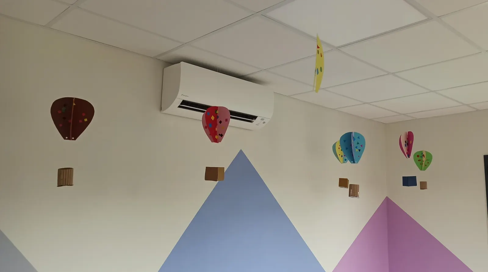 Décoration montgolfières de la salle de vie à la micro-crèche Loupiala à Bénon