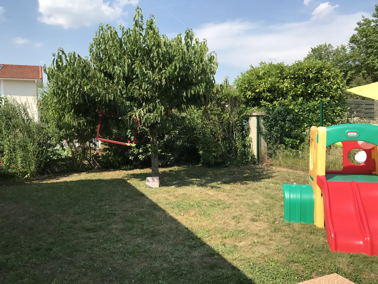 Jardin extérieur de la micro-crèche Louise & Martin à Chassieu
