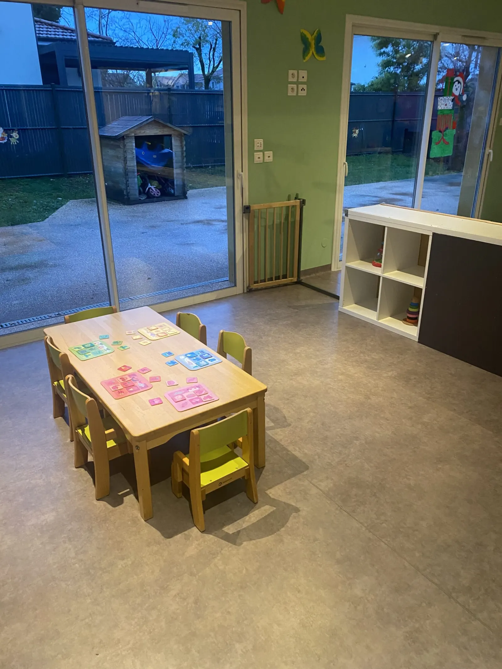 Espace de jeux avec vue sur le jardin, micro-crèche Louise & Martin à Chassieu