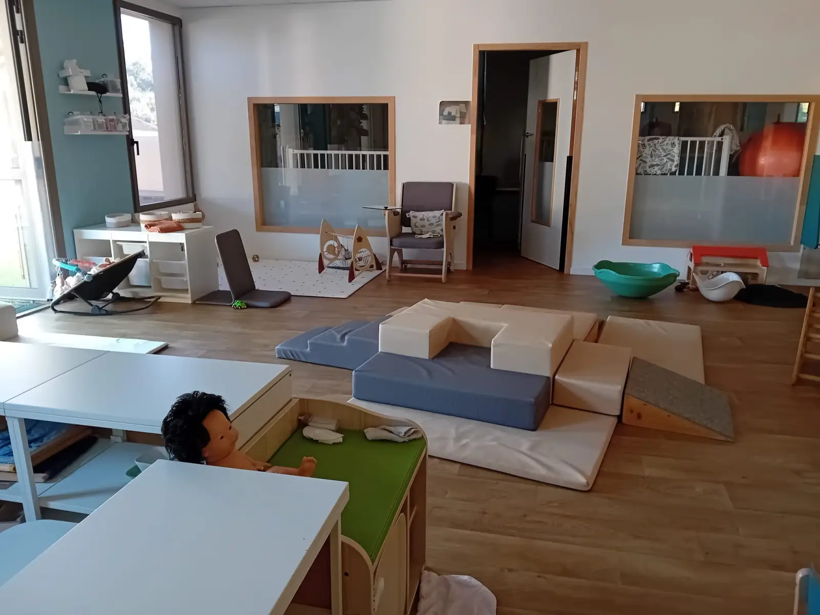 Salle de vie de la micro-crèche Baby Montessori à Villeneuve-lès-Avignon