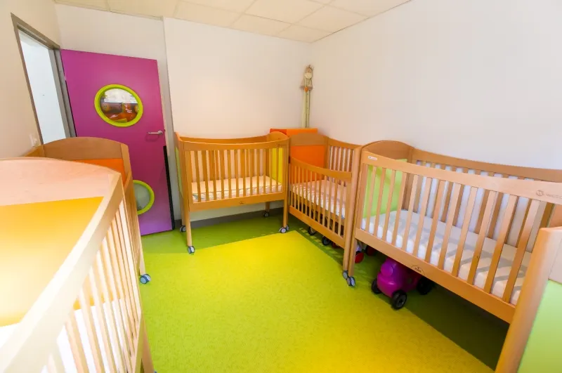 Dortoir des tout-petits à la micro-crèche Les P'tits Eterlous, rue Sergent Bobillot