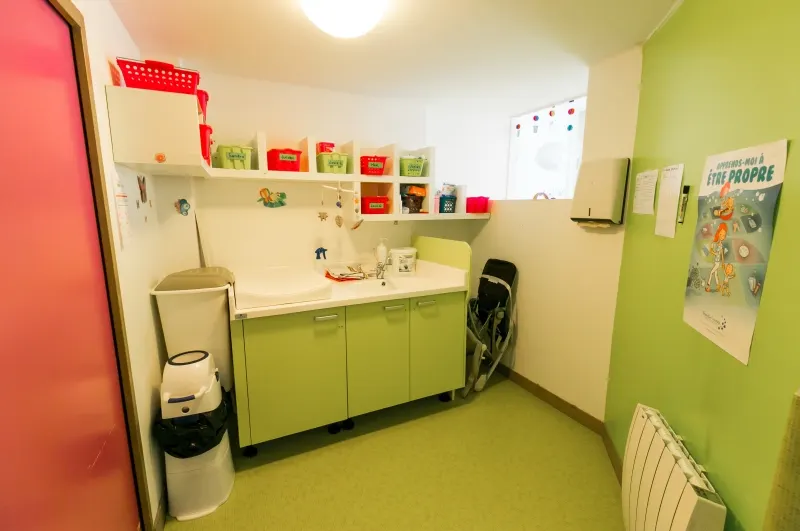 Salle de change de la micro-crèche Les P'tits Eterlous à Grenoble