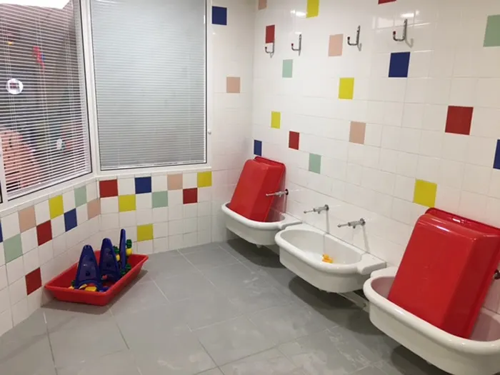 Salle de bain adaptée aux tout-petits à la crèche Aix La Duranne