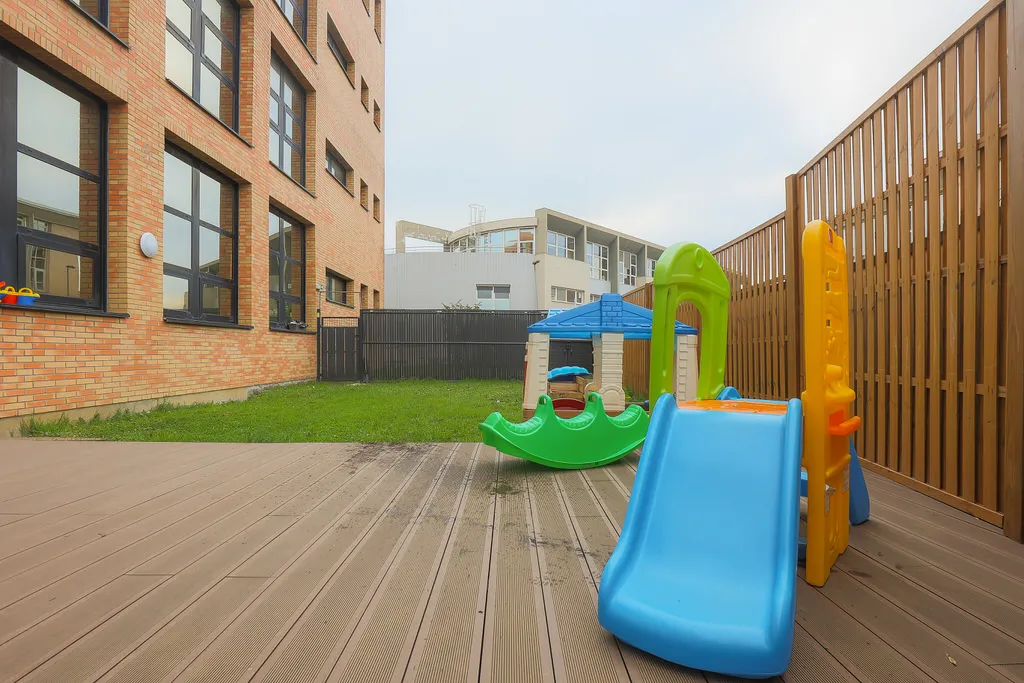 Terrasse extérieure de la micro-crèche Baby Montessori Le Pecq