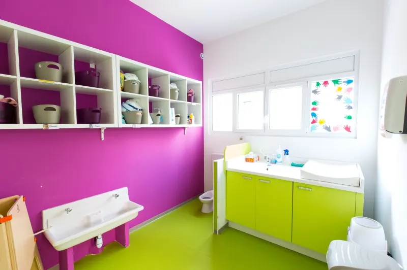 Salle de bain et espace change de la micro-crèche Les P'tits Eterlous, rue Marbeuf