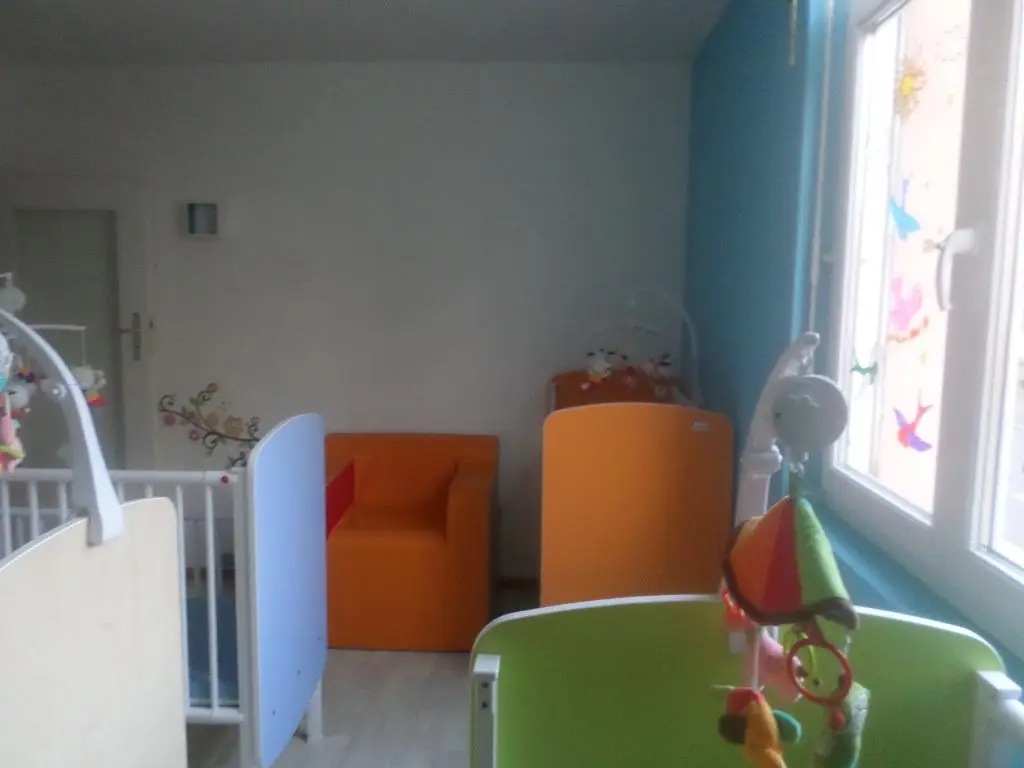 Espace de vie coloré pour les enfants à la micro-crèche Jules et Rose de Colmar