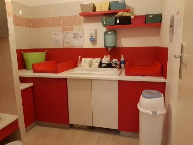 Salle de change et sanitaires adaptés aux enfants à la micro-crèche Jules et Rose de Colmar
