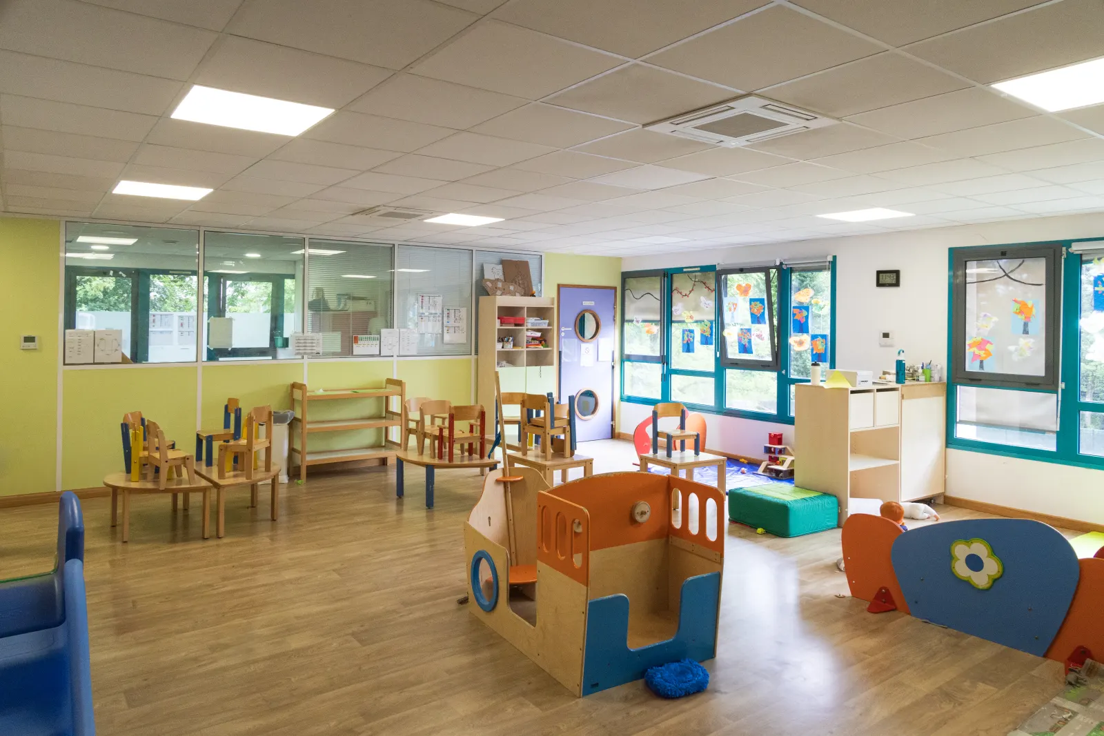 Salle de jeux lumineuse de la crèche Eybens