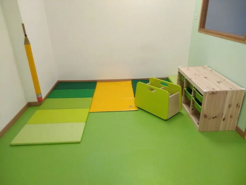 Coin motricité et rangements de jeux à la micro-crèche Les Chérubins de Montreuil