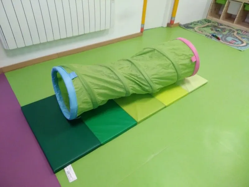 Tunnel et tapis de motricité à la micro-crèche Les Chérubins de Montreuil