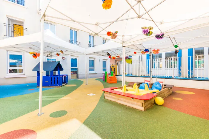 Cour extérieure aménagée de la crèche Rueil 1