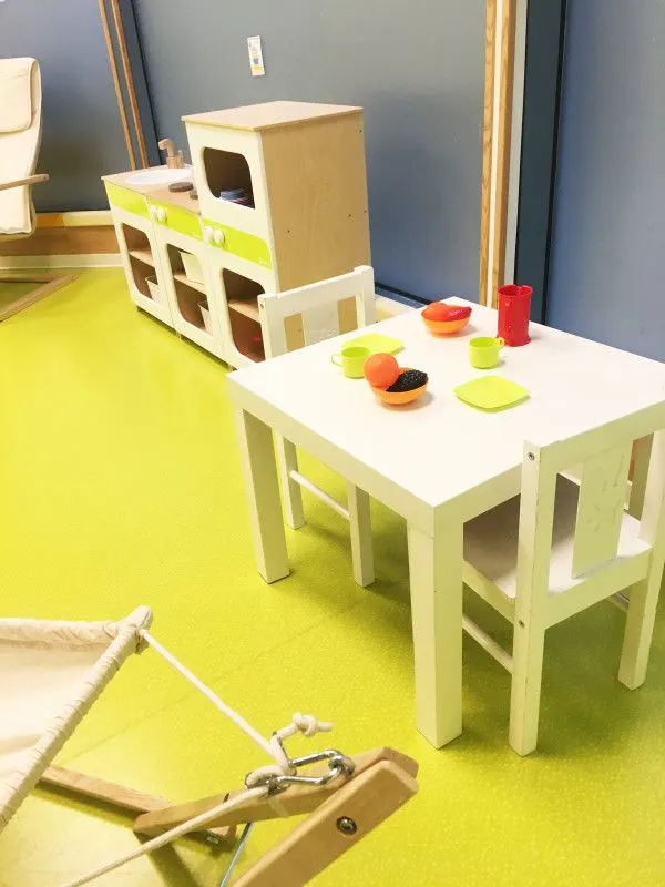 Coin dinette et cuisine pour les jeux d'imitation des chérubins