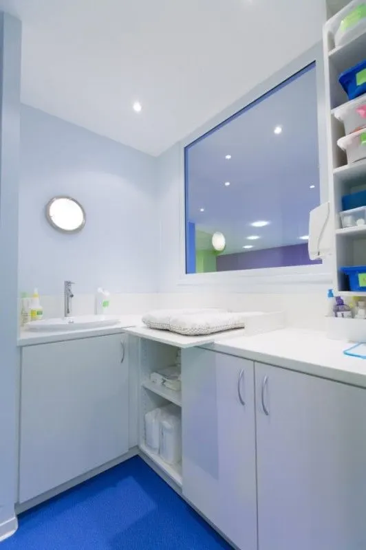 Salle de change et sanitaires de la micro-crèche l'Avancée des Chérubins