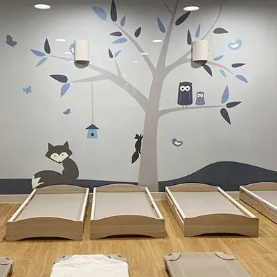 Salle de sommeil décorée d'une forêt à la micro-crèche Léon à Paris 10e