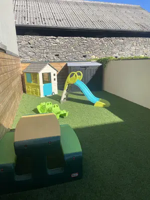 Espace extérieur privatif de la micro-crèche Kiddy Mountains à Villard-Bonnot