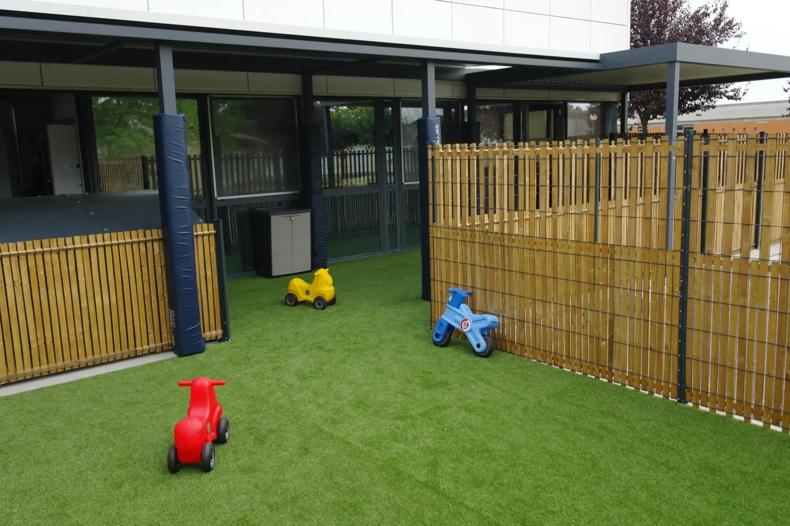 Jardin extérieur sécurisé de la micro-crèche Jeux de mots à Cornebarrieu