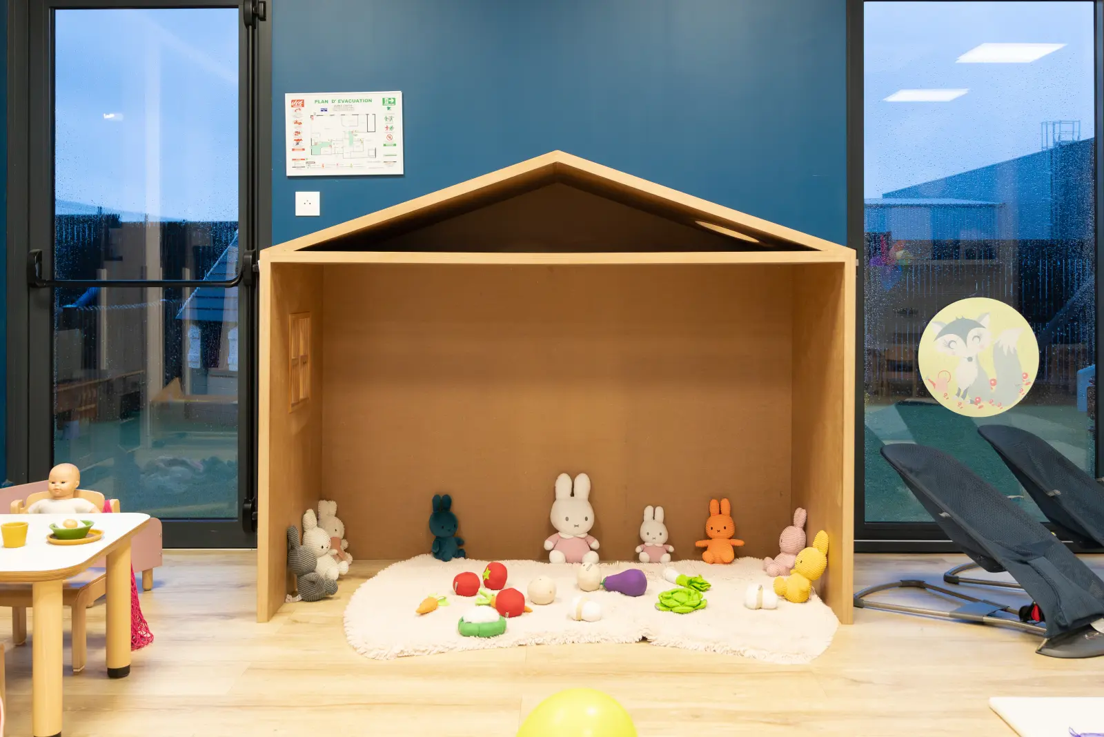 Maison de jeu en bois de la micro-crèche BUBBLE de La Teste-de-Buch