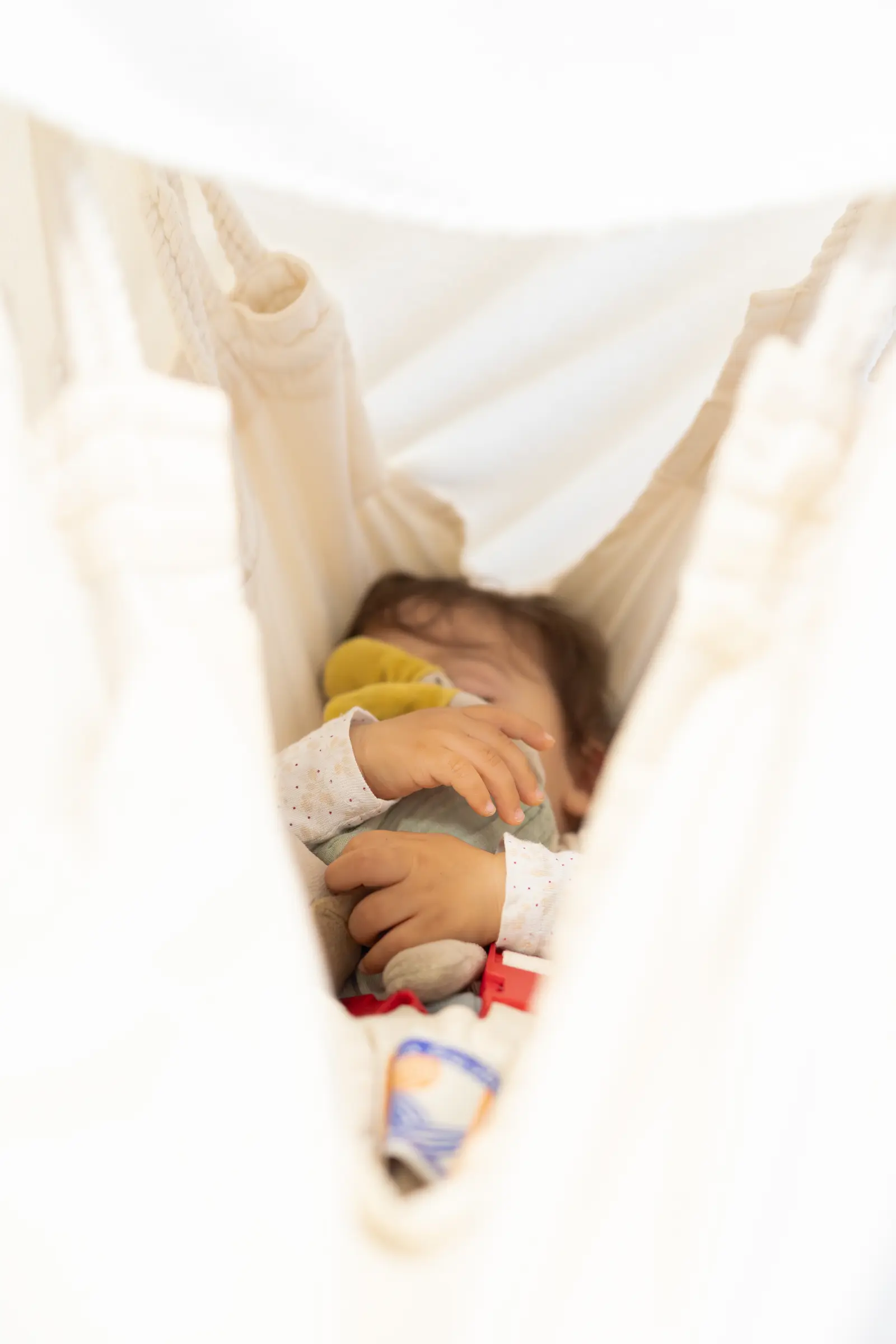 Temps de sieste en hamac à la micro-crèche BUBBLE de La Teste-de-Buch