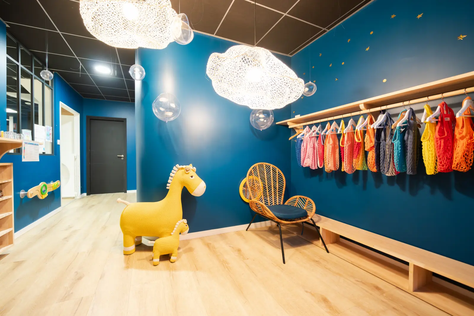 Vestiaire chaleureux de la micro-crèche BUBBLE de La Teste-de-Buch