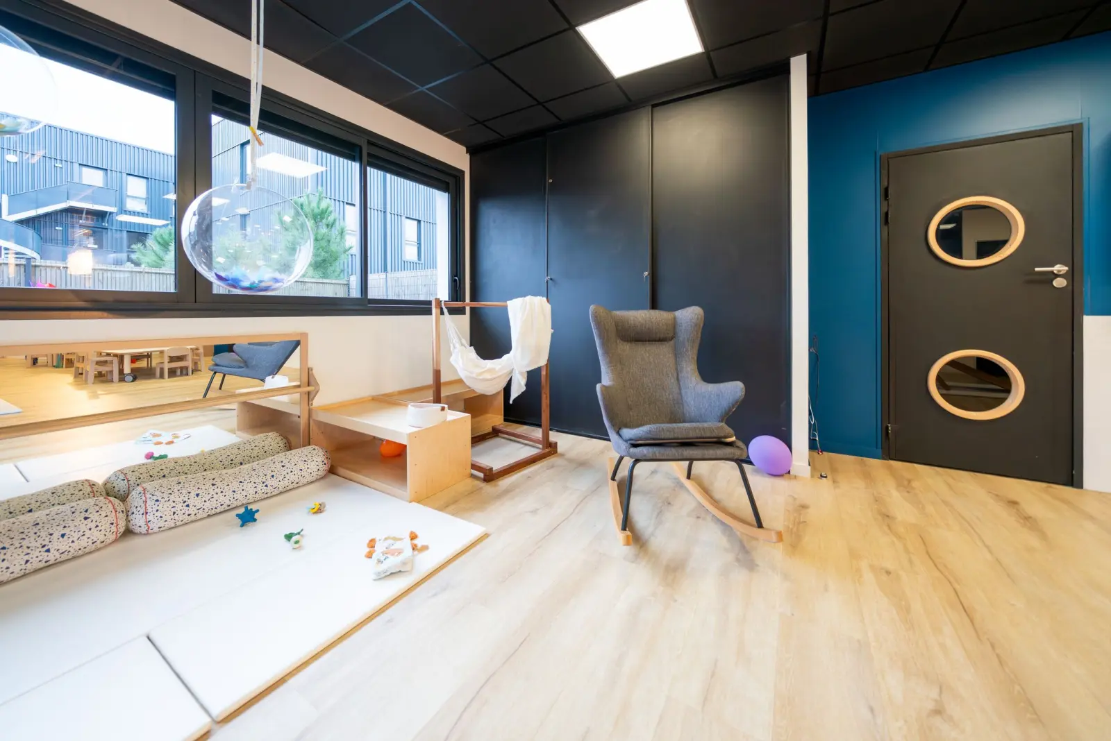 Coin cocon et fauteuil de lecture à la micro-crèche BUBBLE de Gujan-Mestras