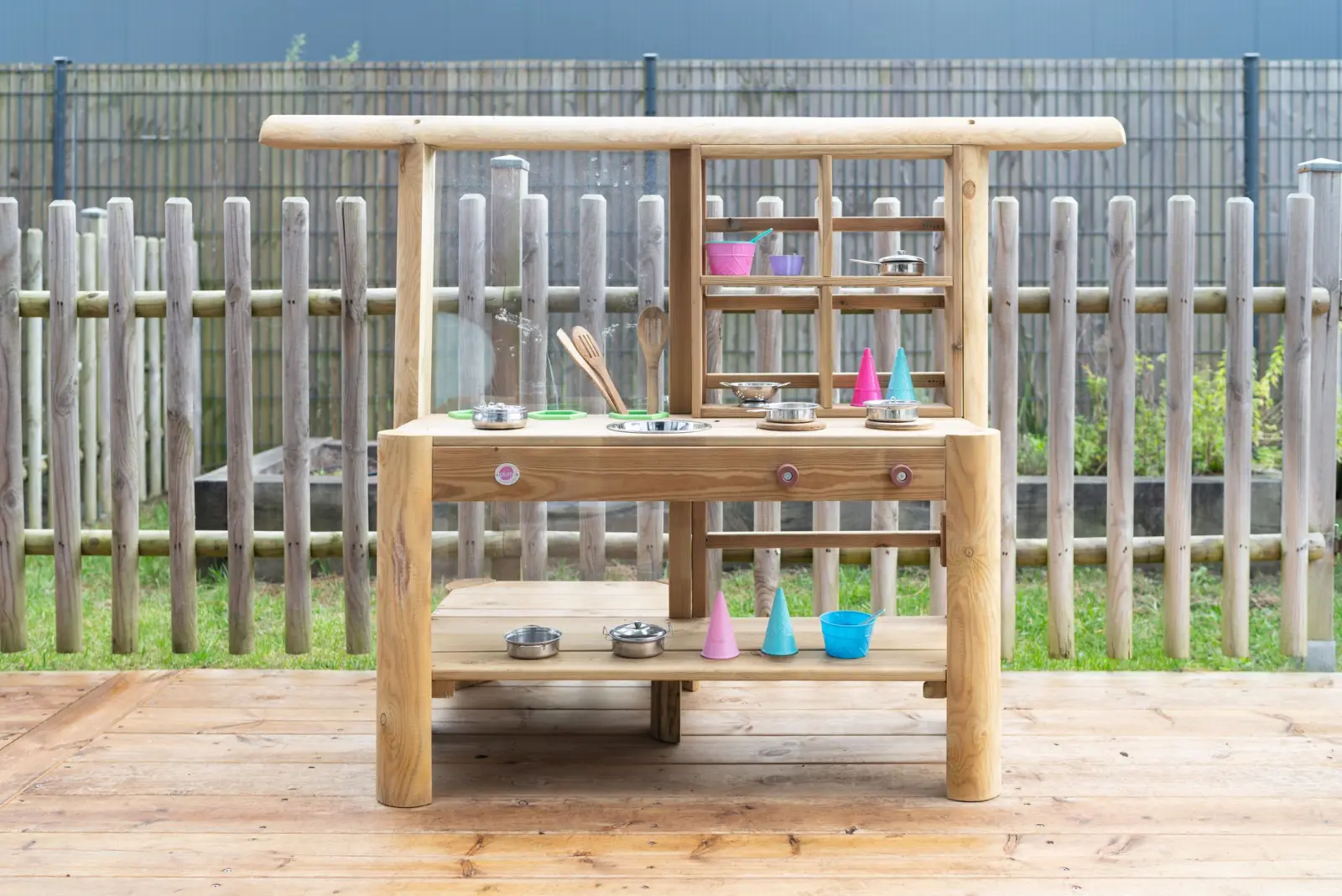 Cuisine de boue dans le jardin extérieur de la micro-crèche BUBBLE de Gujan-Mestras