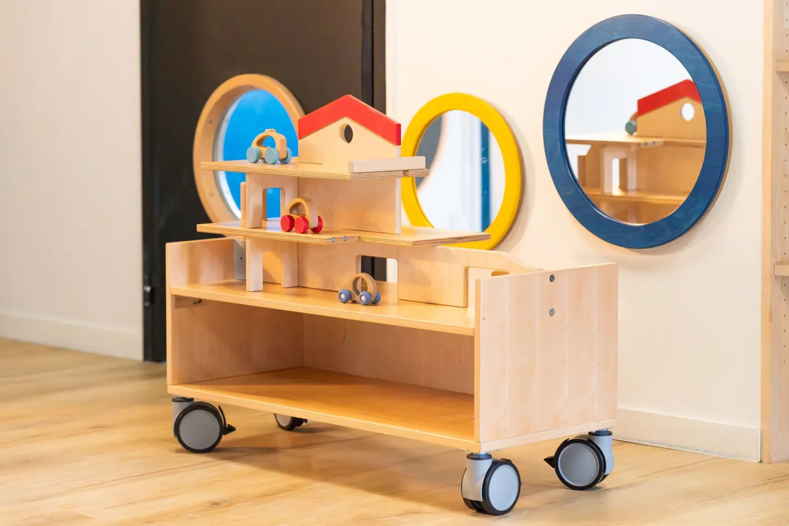 Coin jeux en bois et miroirs de la micro-crèche BUBBLE de Gujan-Mestras