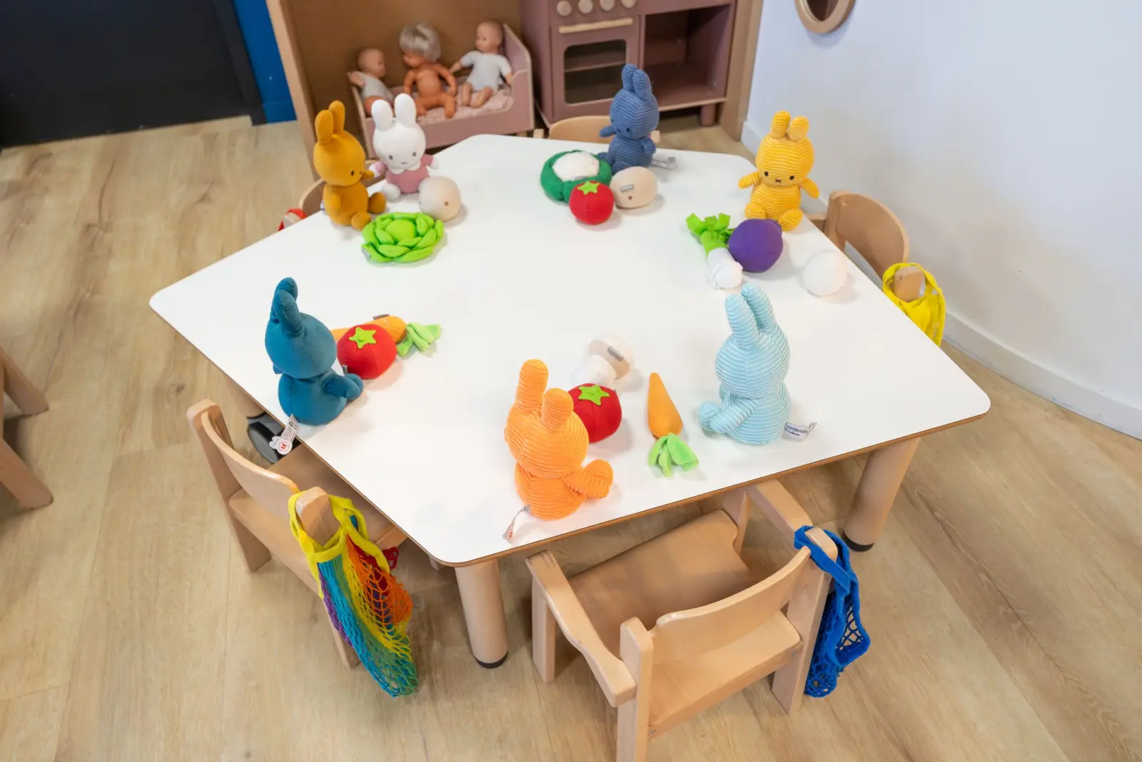 Table d'éveil sensoriel à la micro-crèche BUBBLE de Gujan-Mestras
