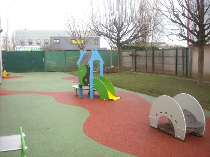 Jardin extérieur de la crèche Savigny à Savigny-sur-Orge