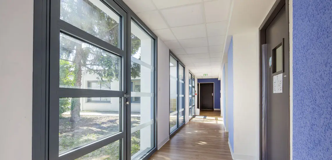 Couloir lumineux de la micro-crèche Pomme et Lune à Bordeaux