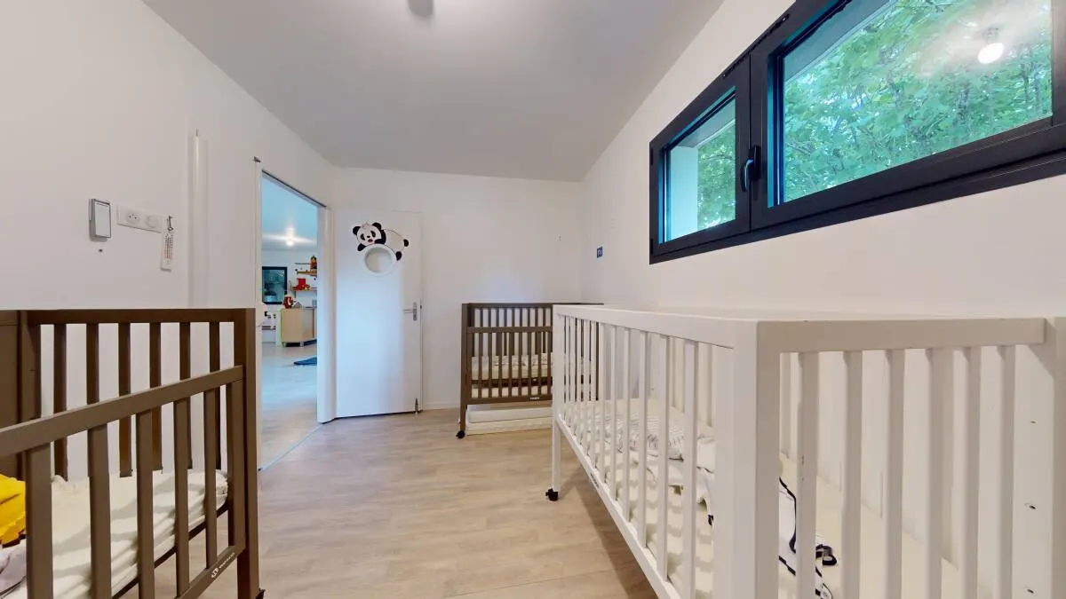 Chambre avec lits à barreaux de la micro-crèche Polochon à Fléac