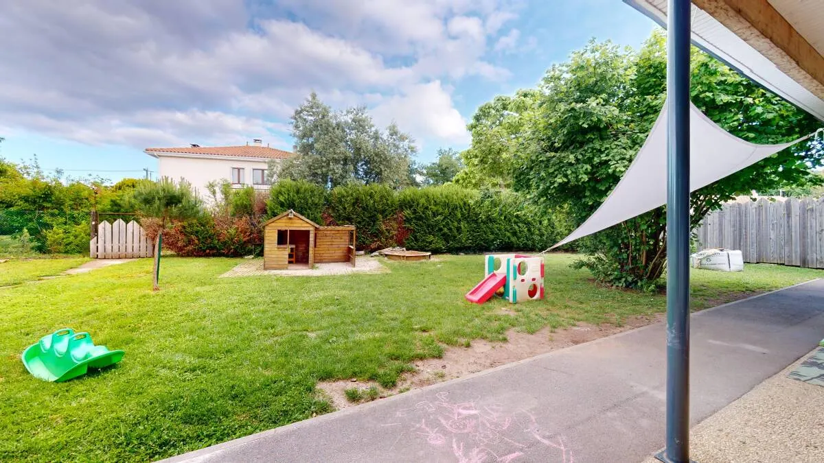 Façade et entrée de la micro-crèche Polochon à Fléac