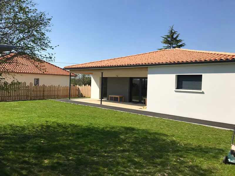 Jardin et terrasse abritée de la micro-crèche Polochon à Linars