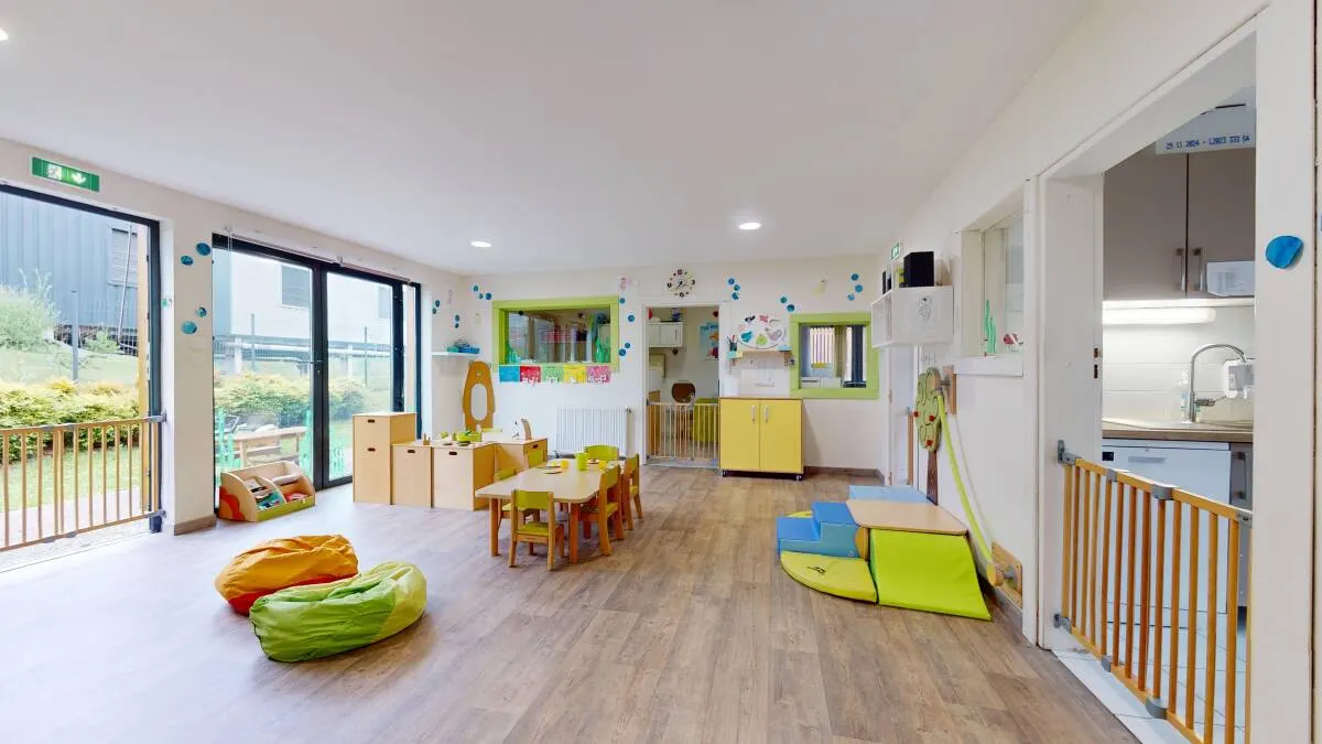 Salle de vie et coin jeux de la micro-crèche Les Marmottes à Champniers