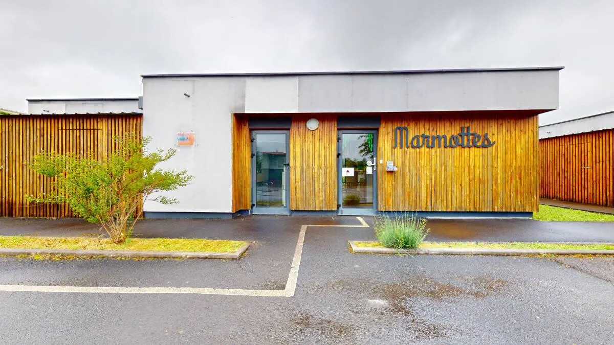 Espace extérieur verdoyant de la micro-crèche Les Marmottes à Champniers